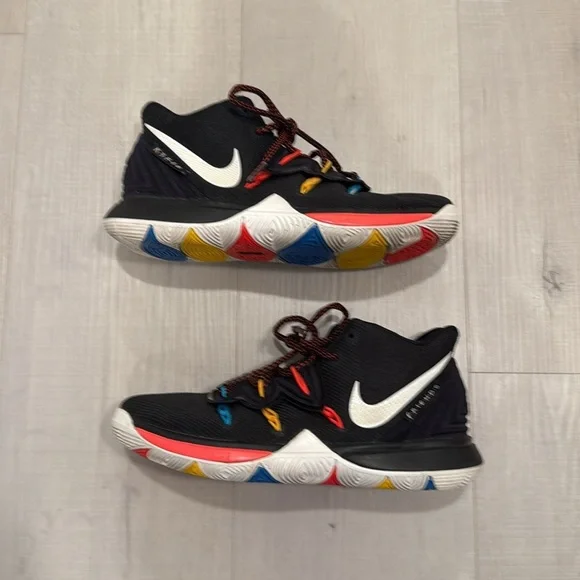 Friends Kyrie 5 - Picture 2 of 7